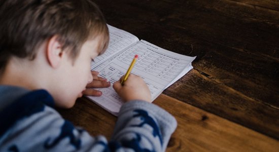 Никакого онлайна? С нового учебного года детей из Украины обяжут учиться только очно и на латышском языке