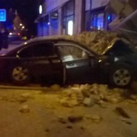 ФОТО: Водитель BMW с тремя несовершеннолетними врезался в здание SEB банка