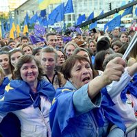 Украина закрепила в конституции курс на членство в ЕС и НАТО