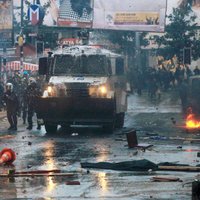 Pēc protestos ievainota zēna bērēm Turcijā izceļas sadursmes