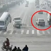 Video: Ķīnā metāla troses dēļ notiek dīvaina autoavārija