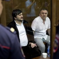 Žurnālistes Poļitkovskas slepkavībā apsūdzētajiem piespriež mūža ieslodzījumu