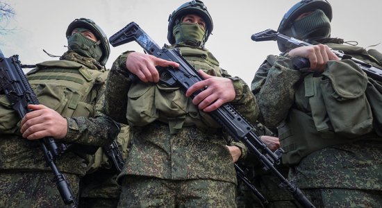Krievija šovasar uzbruks negaidītās frontes līnijas vietās, brīdina Kijiva