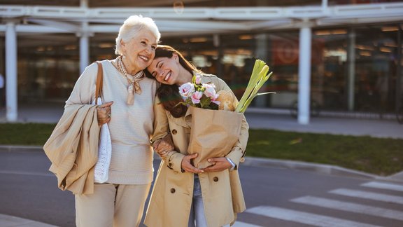 "Mammai naudas netrūkst." Vai vecākiem būtu jālutina savi pieaugušie bērni? 