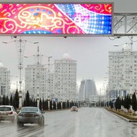 Turkmenistānas galvaspilsētā aizliegti 'nelaimi nesošie' melnie auto