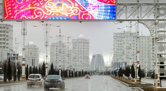 Turkmenistānas galvaspilsētā aizliegti 'nelaimi nesošie' melnie auto