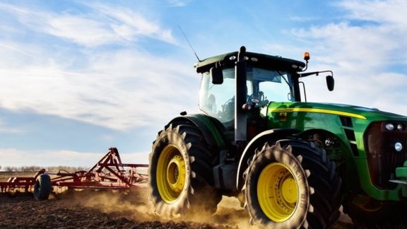 John Deere traktors lauksaimniecības tehnika aršana lauks ecēšana