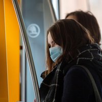 Инфекционист: не стоит бросать вызов судьбе, но маски в общественном транспорте могут отменить