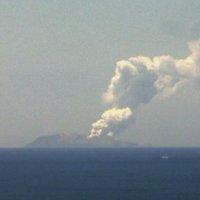 Vulkāna izvirdumā Jaunzēlandes Vaita salā vismaz viens bojāgājušais