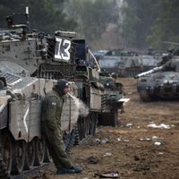 Fotoreportāža: Izraēlas karavīri pulcējās pie Gazas joslas robežas