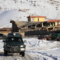 Foto: Talibu uzbrukumā Afganistānas armijas bāzei nogalināti 65 cilvēki