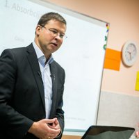 Dombrovskis lūgs paskaidrot Strīķes otrreizējo atlaišanu