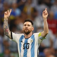 Argentīnas izlase ceturtdaļfinālā izlaiž pārsvaru un dramatiski pieveic Nīderlandi pēcspēles sitienos
