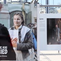 Foto: Stacijas laukumā atklāta filmai 'Zeme, kas dzied' veltīta izstāde