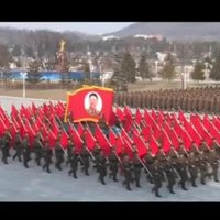 Video: Ziemeļkorejā ar militāro parādi atzīmē Kima Čenira 75. jubileju