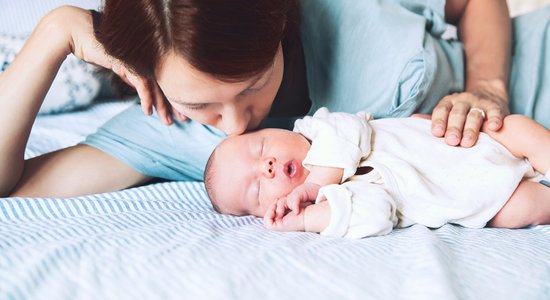 Что такое нормальный младенческий сон и как он связан с грудным вскармливанием