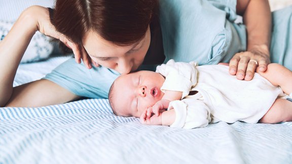 mamma, jaundzimušais, zīdainis, pieskārieni 