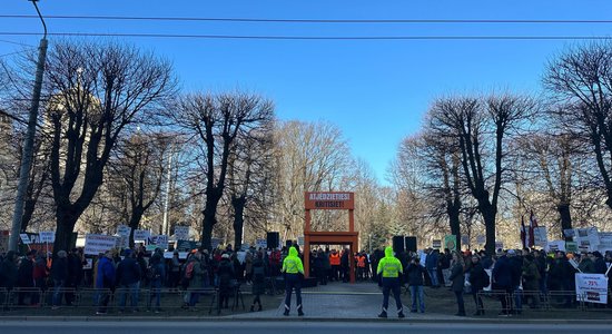 Foto: Pie Ministru kabineta protestā pulcējas simtiem lauksaimnieku un mežsaimnieku