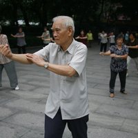 Китайцев обязали навещать пожилых родственников