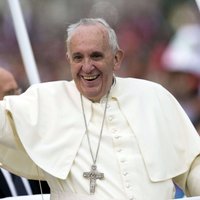Опрос: Папа римский популярнее любого мирового лидера