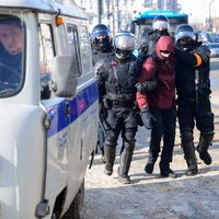 Video: Kā Vladivostokā policija pratina protestu dalībnieku