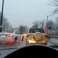 Foto: Bīstams BMW manevrs uz dzelzceļa pārbrauktuves
