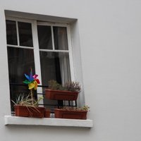 Rīgā pa trešā stāva logu izkrīt jaunietis