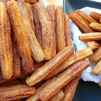 Spāņu 'churros' cepumi kanēļa cukura 'kažociņā'