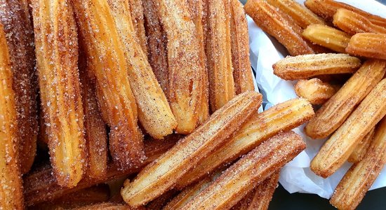 Spāņu 'churros' cepumi kanēļa cukura 'kažociņā'