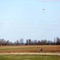 Video: Cēsu lidlaukā veiksmīgi palaista izmēģinājuma raķete