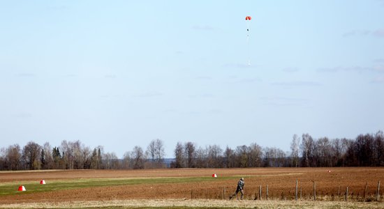 Video: Cēsu lidlaukā veiksmīgi palaista izmēģinājuma raķete