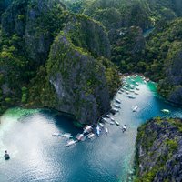 Tirkīzzilā paradīze: caurredzams un akmens veidojumu ieskauts ezers Filipīnās