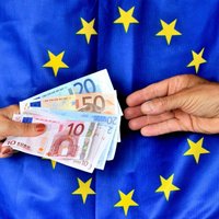 Против введения евро подписались почти 3 тысячи латвийцев