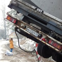 Foto: Iebraucot grāvī, Krāslavā avarē kravas automašīna
