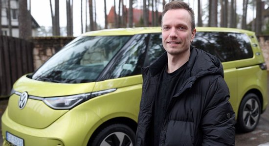 Video: Reinis Sējāns izmēģina elektrisko busiņu 'VW ID.Buzz'