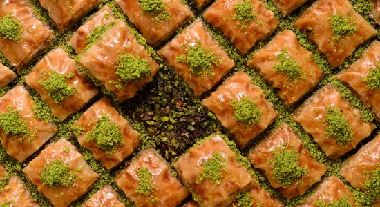 Tradicionāls austrumu saldums – baklava ar pistācijām