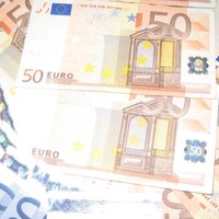Piecu eiro banknošu mazo pieejamību skaidro ar īpašo materiālu, kas var 'uzkārt' bankomātus