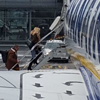 Aculiecinieka foto: Kivičs un Skulme kāpj lidmašīnā