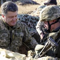Vairāki simti par nāves briesmām: Porošenko atklāj, cik saņem karavīrs karadarbības zonā