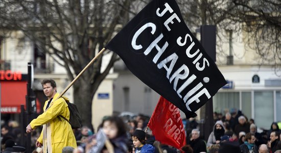 10 лет назад террористы атаковали редакцию Charlie Hebdo. В Париже состоялась траурная церемония