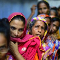 Bezmaksas apģērbu dalīšanas laikā Bangladešā līdz nāvei sabradā 23 cilvēkus