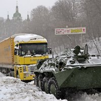 Киев завалило снегом: гигантские пробки и сноуборд на улицах