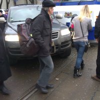 Foto: Maskavas ielā saduras automašīna un tramvajs