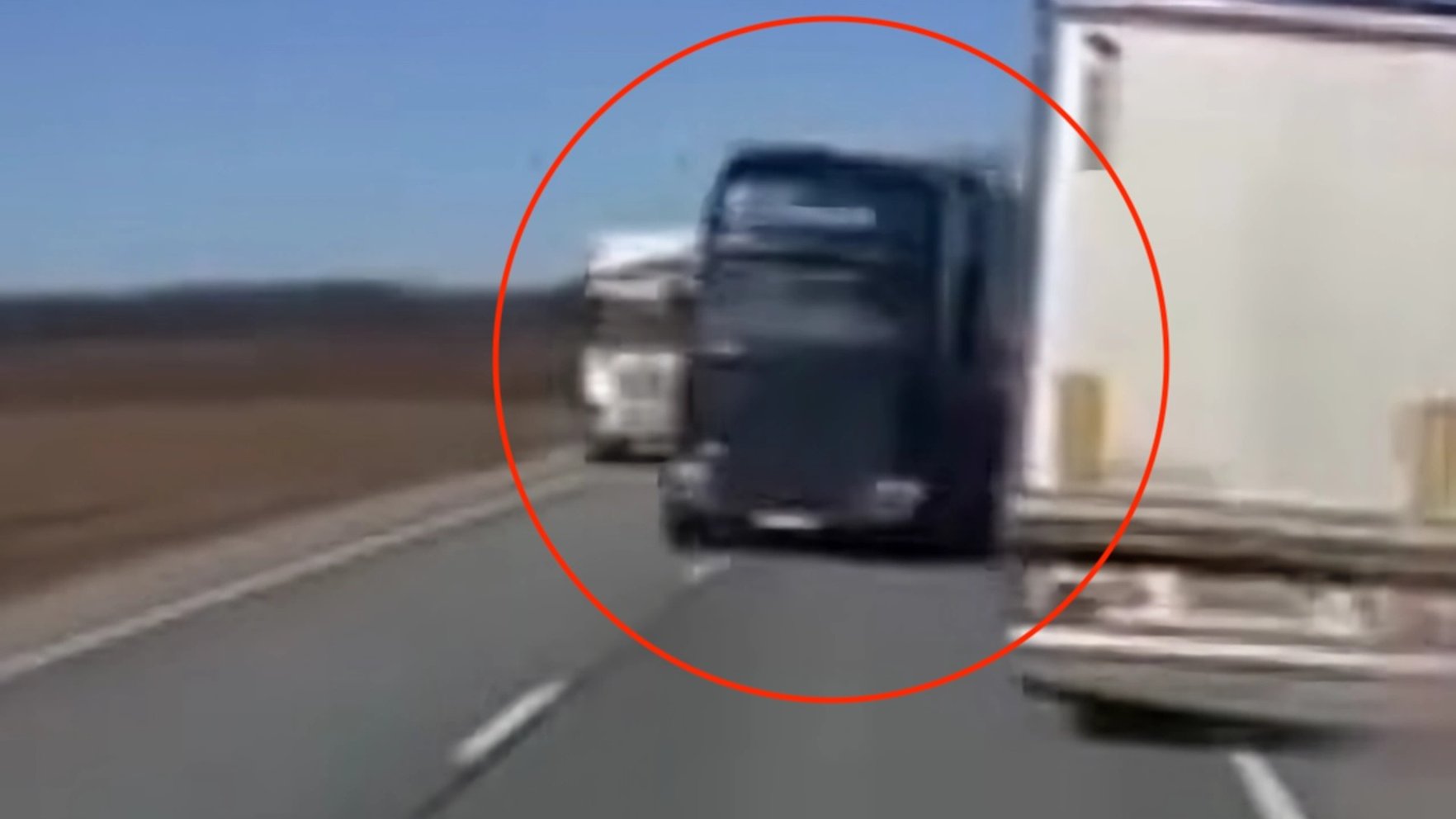 Video: Uz Ainažu šosejas apdzenoša fūre liek pašķirties citiem kravas auto