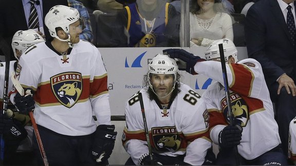 Jaromir Jagr congratulated by Colton Sceviourt (R) after czehs 1900 career point