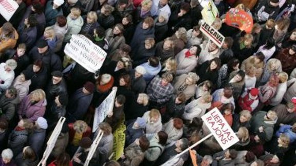 Latvijas Brīvo arodbiedrību savienības organizētais pikets pie Saeimas 2007.gada 24.oktobrī.
Foto: AFI.