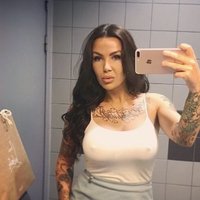 Seksīgā Lee kārdina ar pikantu foto no lidostas tualetes