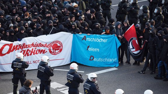 Protesti pie partijas "Alternatīva Vācijai" kongresa Štutgartē - 3