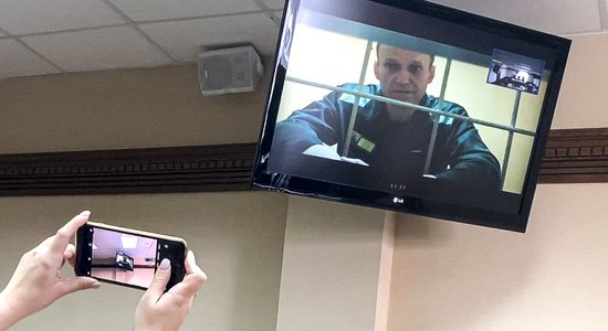 „Живу, как Путин с Медведевым". Навальный описал свой быт в колонии строгого режима