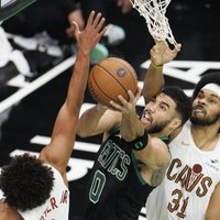 Porziņģa "Celtics" pārtrauc "Cavaliers" iespaidīgo uzvaru sēriju